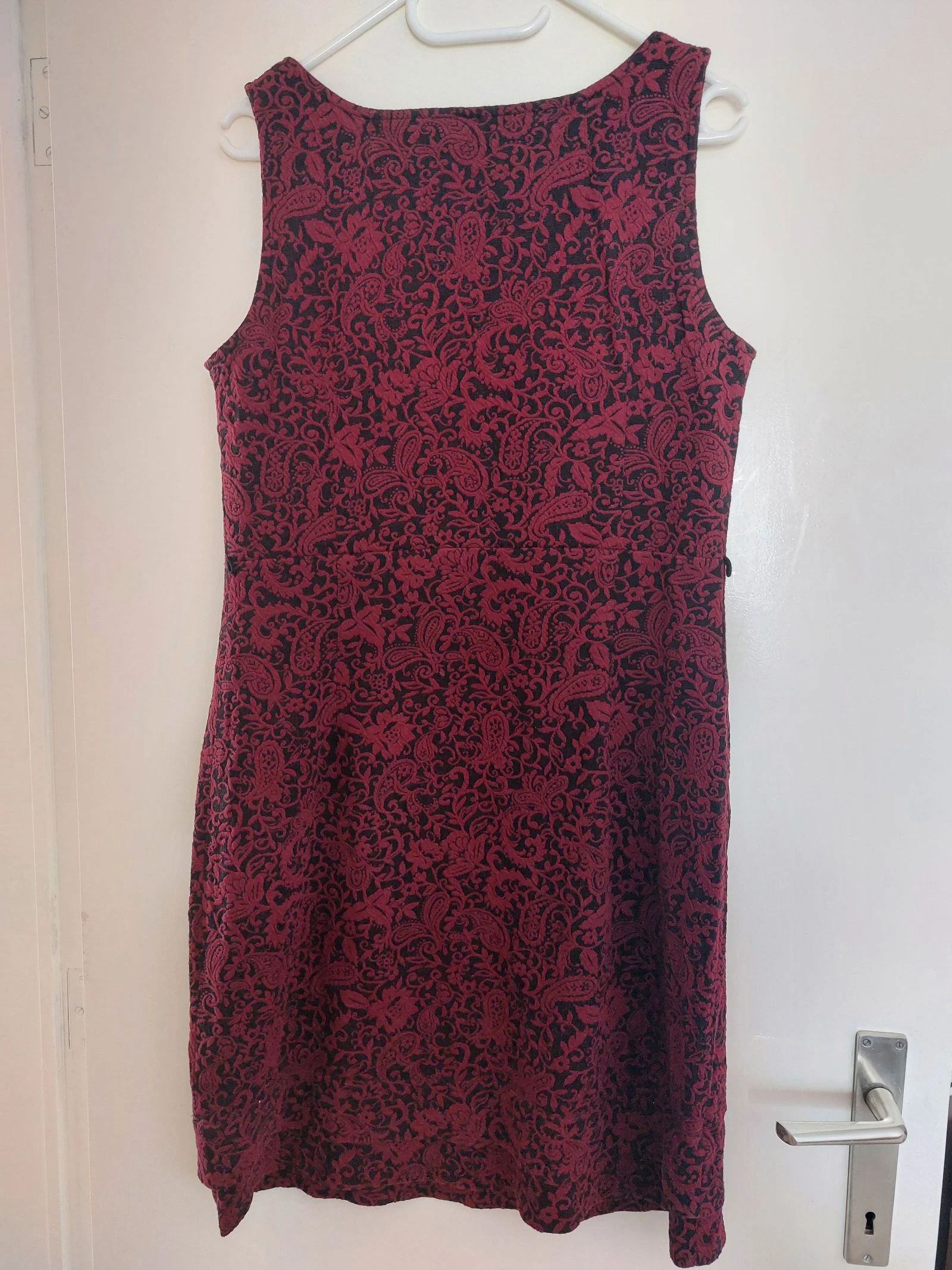 Vestido burdeos con patrón de paisley - 44 – photo 2